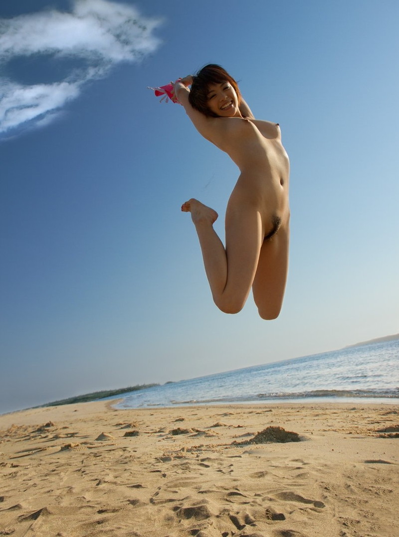 ビーチで全裸ジャンプ！