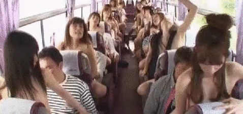 バスの中で大乱交！