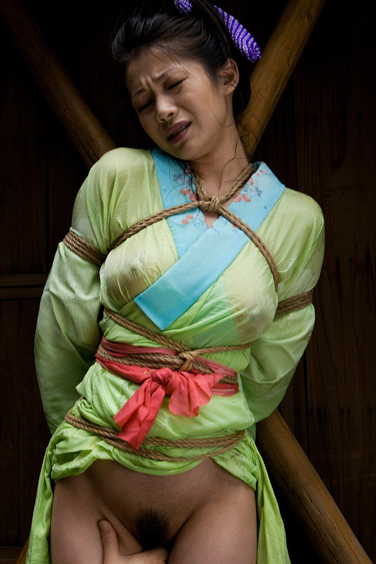 CFNM 和服 SM無修正 Nako Sudo, Kaho Morisaki: New Year Twisting Game with Kimono ...