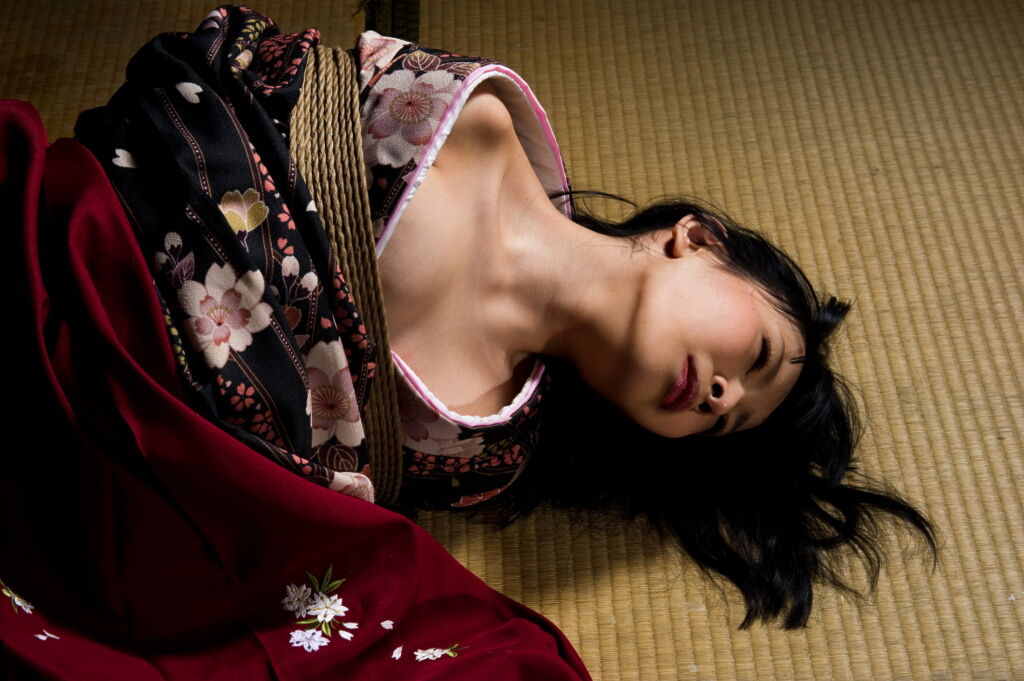 Связывание по японски. Связанные японские женщины шея. Кимоно и лифчик. Грудь из под кимоно.