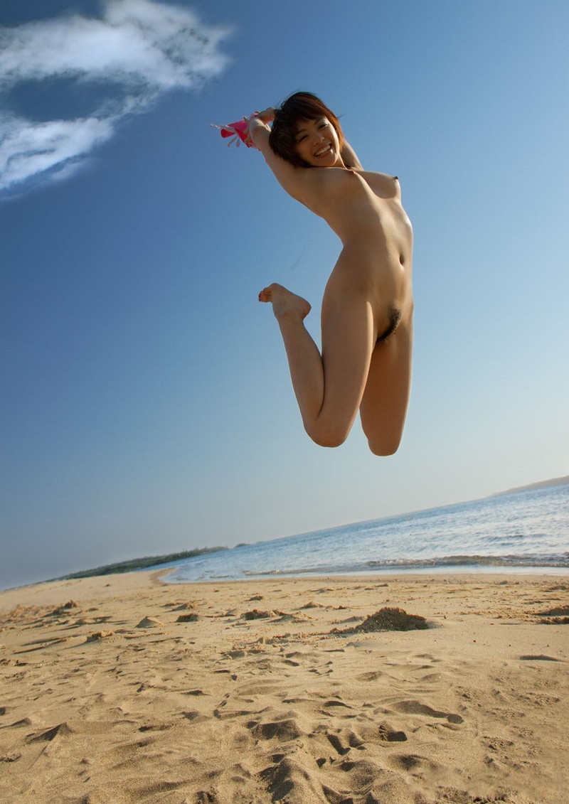 浜辺で飛び跳ねる美女のフルヌード！