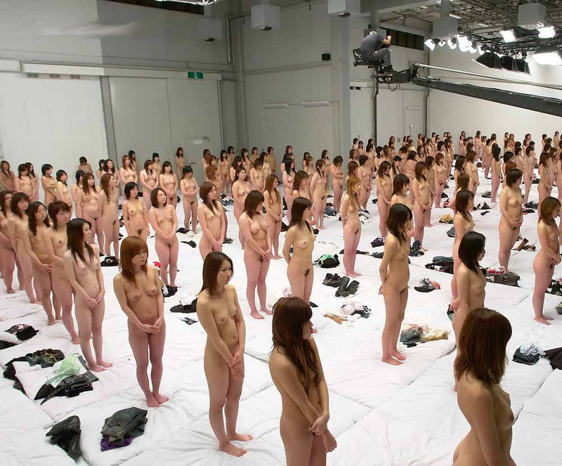 大集合した全裸の女性達！