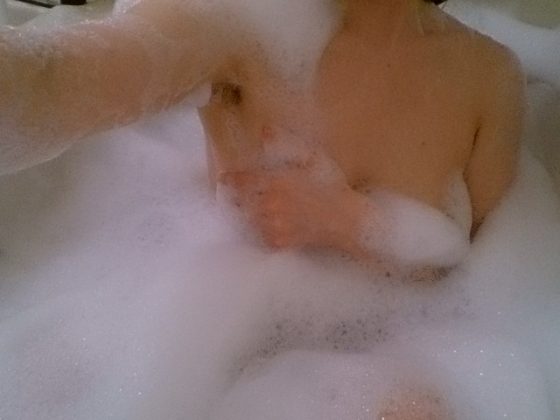 泡風呂入って自撮り画像！