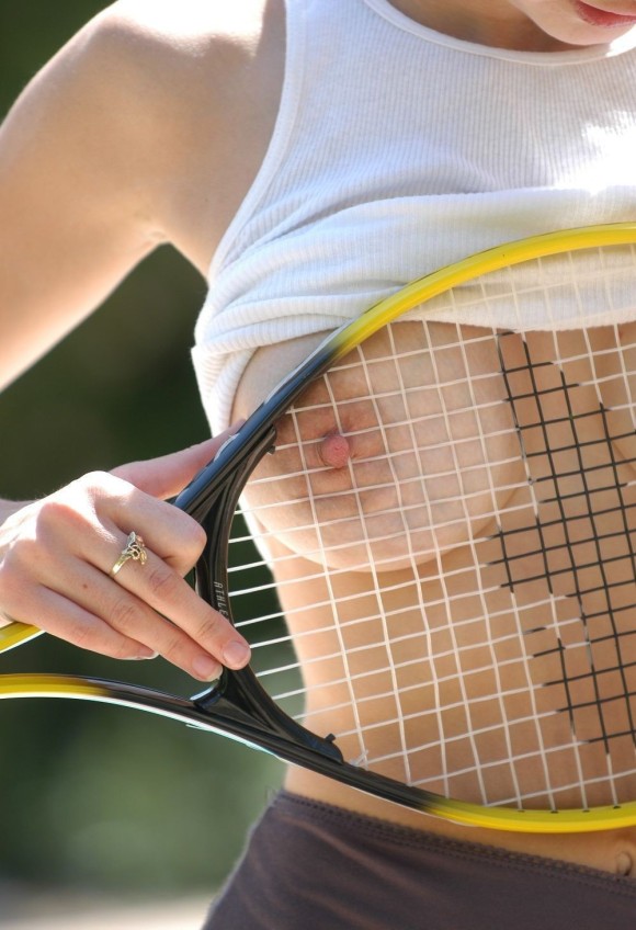 テニスのラケットから出てる乳首がエロい！